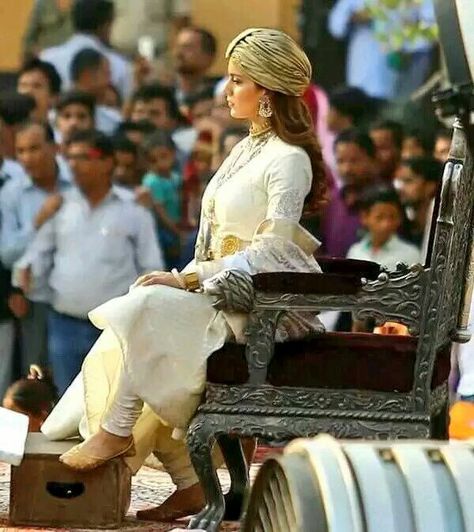 Bollywood actress kangana ranaut from set of manikarnika movie Rani Of Jhansi, Kangana Ranaut, Grace Beauty, Historical Women, Traditional Indian Dress, Bollywood Couples, Warrior Queen, It Movie Cast, Stylish Sarees