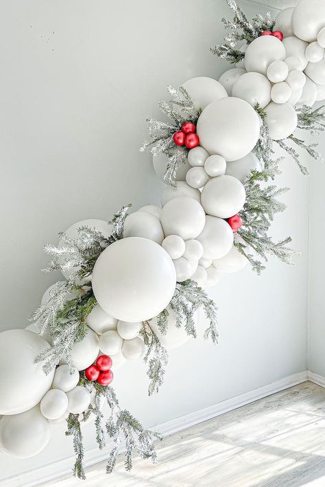 Winter Wedding Backdrop, Christmas Balloon Garland, Wedding Backdrop Ideas, Dreamy Christmas, Christmas Balloon Decorations, Deco Ballon, Decoration Evenementielle, Christmas Balloons, Classy Christmas