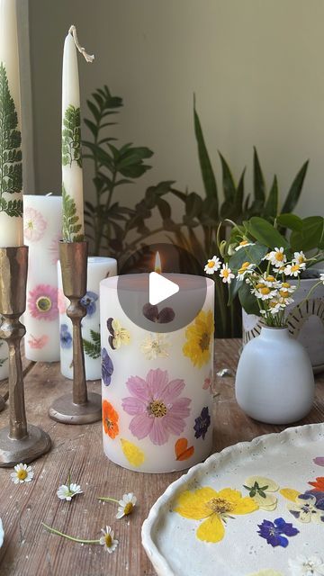 Lexi Harrison & Beth Sinclair on Instagram: "DIY Flower Candles 🥹🌸🕯 aka the ideal homemade Mother’s Day gift! (Tutorial below 👇) My mom has a few of these gorgeous dried flower candles that she absolutely loves and keeps out as decor all year, but they’re pretty pricey (around $80 for the same size as this one 😳) so I wanted to see if it’s possible to DIY for a much lower price point. Turns out, it is! Here’s how to do it: 

✍️ You’ll need: 

🕯A plain pillar candle (taper candles work, too) 

🌼 Pressed flowers (you can #DIY this or purchase beautiful pre-pressed ones online for ~$10)

🔪 A small palette or butter knife for pressing + a small votive candle with the same color wax as your main candle

1️⃣ Heat the palette knife over the flame of the votive candle for at least 10 secon Pressed Flower Candles, Diy Candles With Flowers, Dried Flower Candles, Gift Tutorial, Flower Candles, Can Diy, Butter Knife, Instagram Diy, Flower Candle