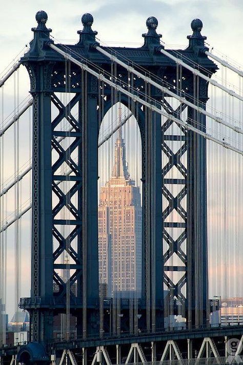 The beautiful Manhattan Bridge  Love New York City ❤️ &! Brooklyn ! Goa, Brooklyn Bridge, Photo New York, Manhattan Bridge, Empire State Of Mind, The Empire State Building, New York State, Favorite City, Places Around The World