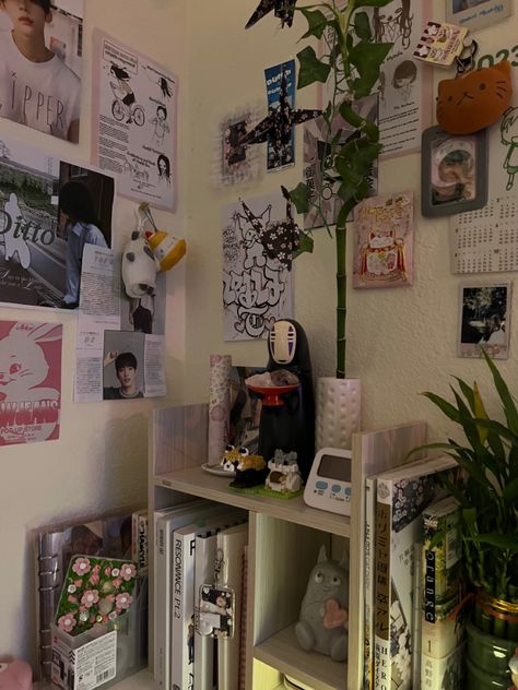 Studio Ghibli Aesthetic Room Decor, Room Decor Studio Ghibli, Room Inspo Ghibli, Acubi Bedroom, Ghibli Core Room, Japan Room Decor, Studio Ghibli Desk Aesthetic, Ghibli Room, Japan Room