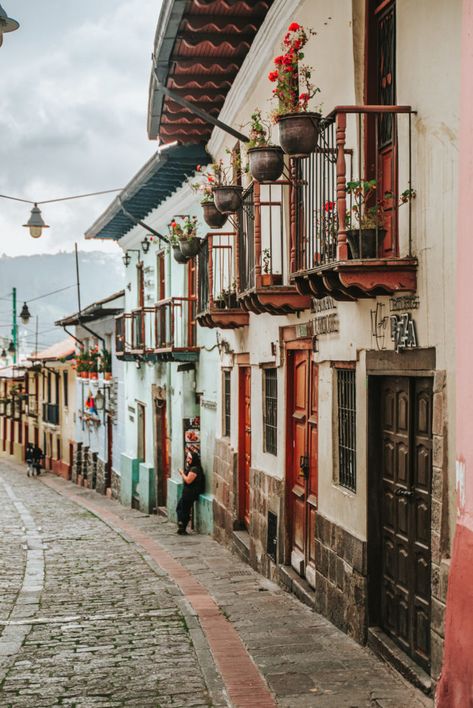 In our opinion, the historical city of Quito is one of the most beautiful cities in South America. While plenty of visitors tend to skip the capital of Ecuador, it’s definitely worth stopping to spend a few days in Quito. South America Aesthetic, Ecuador Architecture, Ecuador Aesthetic, Ecuador Landscape, Tea Thoughts, Otavalo Market, America Trip, Latin America Travel, South America Destinations