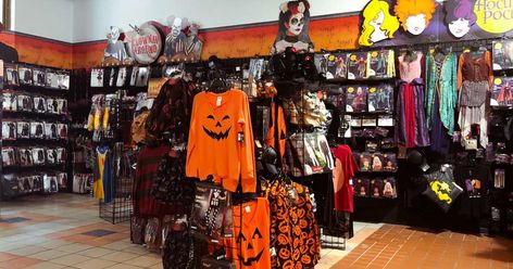 Halloween Spirit Store, Spirt Halloween, Halloween Usa, Spirit Halloween Costumes, Dekorasi Halloween, Black Halloween Dress, Halloween Costume Store, Halloween Express, Halloween Supplies