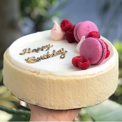 Birthday Cheesecake Decoration Ideas, Cheesecake Happy Birthday, Cheesecake Ideas For Birthday, Birthday Cheesecake Aesthetic, Cheesecake Decoration Birthday, Decorated Cheesecake Birthday, Cheesecake Birthday Cake Ideas, Cheese Cakes For Birthday, Cheesecake Decorating Ideas Birthday