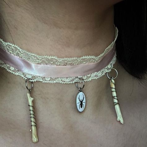 Bone Choker Necklace, Bone Jewelry Aesthetic, How To Charm Jewelry Witchcraft, Oddity Jewelry, Bones Witchcraft, Bones Jewelry, Pretty Bone, Bone Fashion, Jewelry Witchcraft