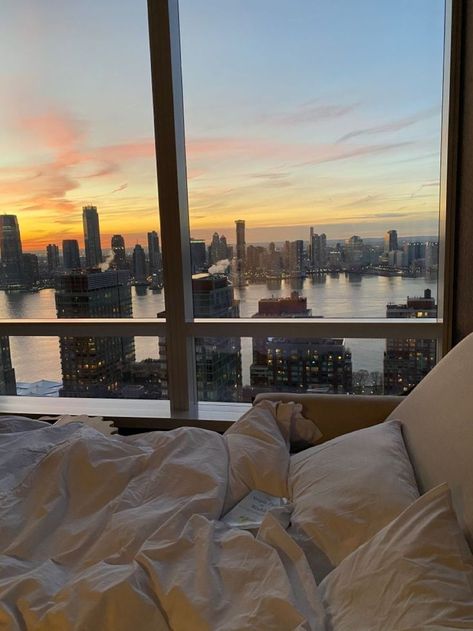 White New York Apartment, Dream Apartment Nyc Bedrooms, Nyc In The Morning, Nyc Apartment Inspo Bedroom, Dream Apartment Aesthetic Minimalist, Cali Apartment Aesthetic, Big City Apartment Aesthetic, Nyc Morning Aesthetic, Bedroom Morning Aesthetic