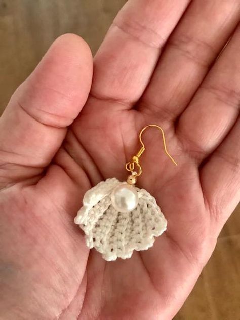 Crocheted earrings with pearl, in the shape of a shell. Crochet Shell Earrings, Wire Crochet Earrings, Crochet Earring Ideas, Crochet Earrings With Beads, Cute Crochet Earrings, Micro Crochet Earrings Pattern Free, Knitting Earrings, Crochet Shells, Earring Crochet