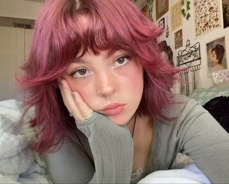 Pink Hair On Short Hair, Underside Hair Dye Pink, Pretty Blonde Hair Ideas, Pink Shaggy Hair, Red Hair On Blonde, Curly Short Hair Color, Shaggy Short Hair Cuts, Redish Pinkish Hair, Cute Shaggy Haircuts