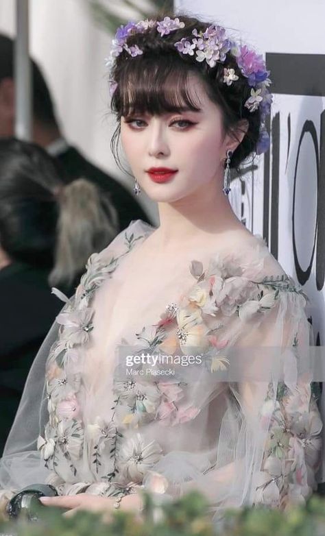 Chinese Jewerly, Fan Bing Bing, Academia Aesthetic Outfit, Fan Bingbing, Sheer Robe, Anime Kimono, Makeup Hairstyle, Color Analysis, Modern Dress