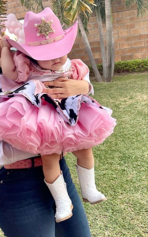 Cute Disneyland Outfits, Outfits For Disneyland, Disneyland Fits, Disneyland Outfit Ideas, Baby Cowgirl Outfits, Halloween Vacation, Baby Cowgirl, Cow Birthday Parties, Theme Park Outfits