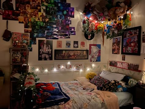 Marvel Bedroom Ideas Aesthetic, Marvel Dorm Room, Nerd Bedroom Ideas, Spider Man Room Aesthetic, Room Ideas Marvel, Marvel Bedroom Aesthetic, Aesthetic Marvel Room Decor, Marvel Aesthetic Room, Nerd Bedroom Aesthetic