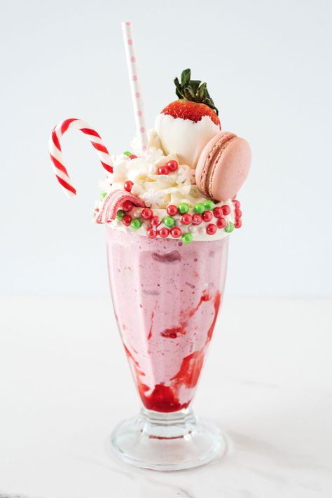 Christmas Freakshake, Yummy Milkshakes, Fake Milkshake, Mixology Recipes, Christmas Strawberry, Christmas Ice Cream, Ice Cream Crafts, Strawberry Milkshake, Strawberry Dip