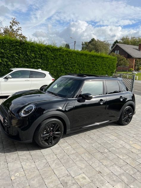 Black Mini Cooper Aesthetic, Black Mini Cooper, Cooper Car, Carros Vintage, Dream Cars Mercedes, First Cars, Mom Car, Girly Car, Lux Cars