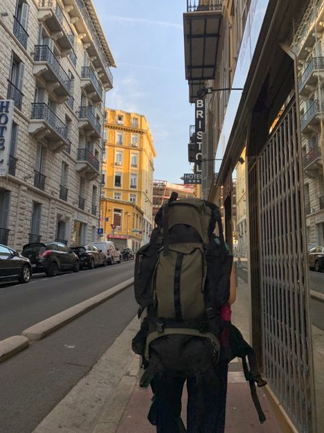 Travel Backpacking Aesthetic, Aesthetic Travel Backpack, Backpacking Around Europe Aesthetic, Travel Aesthetic Backpacking, Big Backpacks Travel, Backpacking Trip Aesthetic, College In Europe Aesthetic, Travel Aesthetic Backpack, Solo Traveling Aesthetic