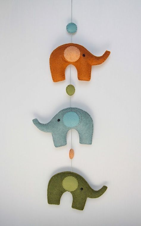 Felt Diy Projects, Cute Felt Crafts, Felt Elephant, Elephant Mobile, Diy Baby Mobile, Felt Toys Patterns, Felt Crafts Diy, Diy Bebe, Felt Mobile