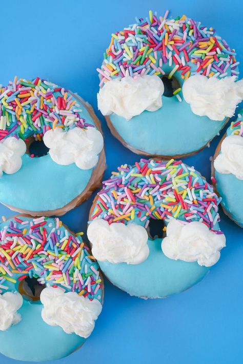 Donat Glaze, Donut Decorating Ideas, Fancy Donuts, Donuts Gourmet, Rainbow Donut, Donut Flavors, Donuts Donuts, Donut Decorations, Birthday Donuts