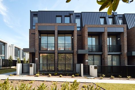 Krause Bricks, Modern Brick House Exterior, Terrace House Exterior, Modern Brick House, Contemporary Townhouse, Townhouse Exterior, Townhouse Interior, Modern Townhouse, Block Of Flats