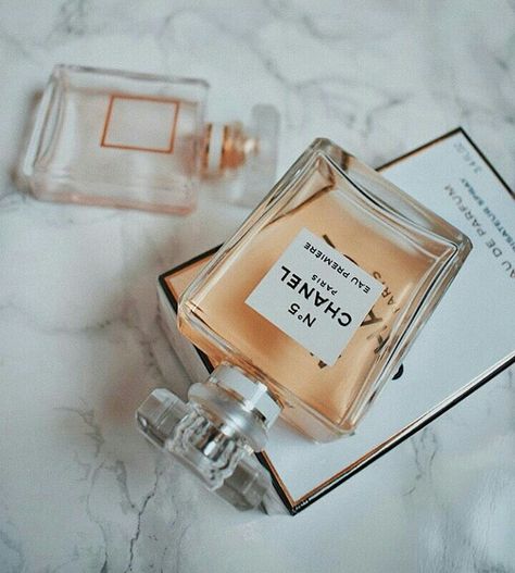 Pinterest @clarisstyle White Perfume, Chanel N5, Chanel N 5, Chanel No5, Perfume Chanel, Chanel Aesthetic, Chanel Fragrance, Parfum Chanel, Chanel N° 5