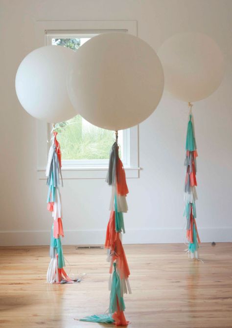 10 Ways To Add Some Sass With Tassels Balloon Fringe, Diy Ballon, How To Make Balloon, Balloon Tassel, Fiesta Tropical, Round Balloons, Party Deco, Big Balloons, Balloon Diy