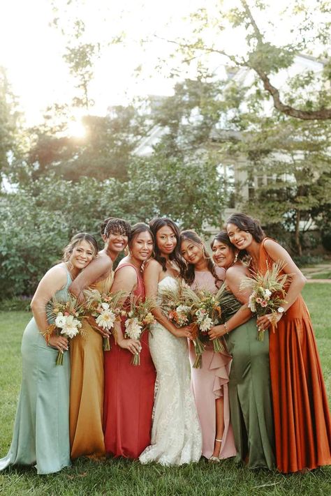 This Blue Ridge Mountain wedding in a hidden vineyard boasts the dreamiest golden hour wedding portraits among other inspired details like a coral cake with rippled edge tiers, a dinner table laden with cheesecloth, vintage tumblers and abstract menus and a ceremony between floral-adorned wine barrels. Happy tears were on display from start to finish for these co-workers turned soulmates! Wedding Ideas On A Budget, Spring Bridesmaid Dresses, Summer Bridesmaids, Fall Wedding Ideas, Warm Sunset, Summer Bridesmaid Dresses, Bridesmaid Colors, Sunset Wedding, Theme Color