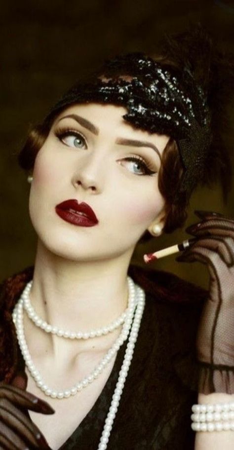 Vintage Makeup 1920s, Great Gatsby Makeup, 1920’s Makeup, Gatsby Makeup, Flapper Makeup, Estilo Charleston, 20s Makeup, Maquillage Goth, Look Gatsby