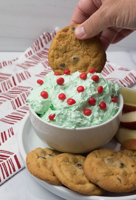 Grinch Fluff, Grinch Dip, Christmas Dip Nails, Smores Dip Recipe, Fluff Dip, Dessert Dip Recipes, Christmas Dip, Sweet Dips, Holiday Dessert Recipes