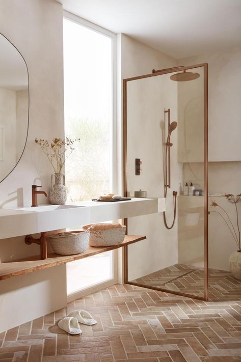 Bathroom 2023, Hotel Bathroom Design, Spanish Bathroom, Copper House, Copper Taps, Copper Bathroom, Bronze Bathroom, Bathroom Decor Luxury, Shower Columns