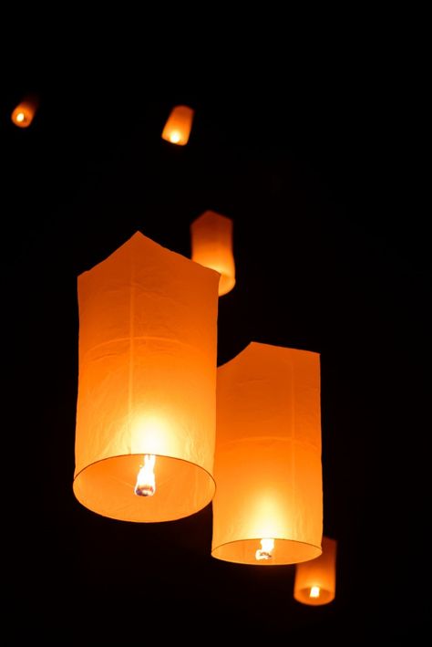 Lantern Paper, Sky Lantern, Sky Lantern Drawing, Thai Lantern, Sky Lantern Aesthetic, Thai Lantern Festival, Sky Lanterns Wallpaper, Lanterns In Sky, Diwali Sky Lanterns