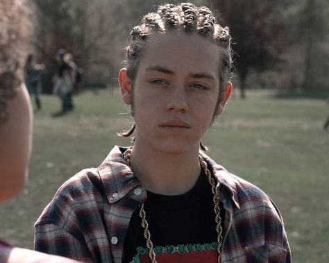 Carl Gallagher Braids, White Boy Carl, Carl Shameless, Ethan Cutkosky, Shameless Scenes, Shameless Characters, Carl Gallagher, Braids For Boys, Cameron Boyce