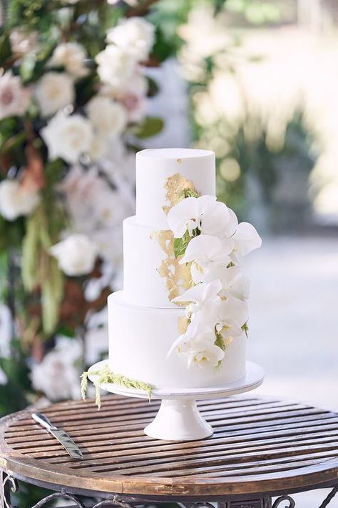 Elegant modern gold wedding cake with orchid, spring wedding. Wedding Cake Orchids White, Orchid Wedding Cake, Wedding Cake With Flowers, Tropical Wedding Cake, Cake With Flowers, Cake White, Wedding Color Trends, Luxury Wedding Cake, Chocolate Wedding Cake