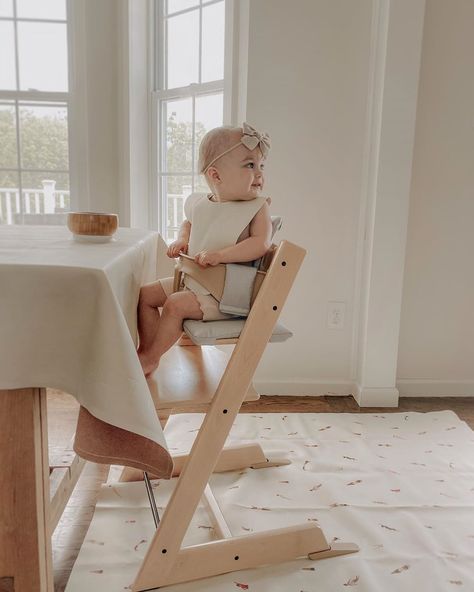 Alli Havrilla on Instagram: “Stylish baby product alert! No but really why can’t all baby items look “pretty”. We received this @stokkebaby Tripp Trapp high chair a few…” Tripp Trapp Hack, Stokke Tripp Trapp Whitewash, Stokke Tripp Trapp White, Stokke High Chair Tripp Trapp, Tripp Trapp High Chair, Stokke High Chair, Tripp Trapp Chair, W Signature, Stokke Tripp Trapp