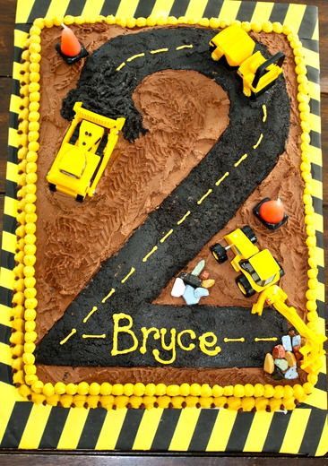 Construction cake with the age the child is turning as the road- very cute! Kid Cakes, Construction Cake, Truck Cakes, Construction Trucks, 2 Birthday Cake, Construction Birthday Parties, Trucks Birthday Party, Construction Theme, Construction Party