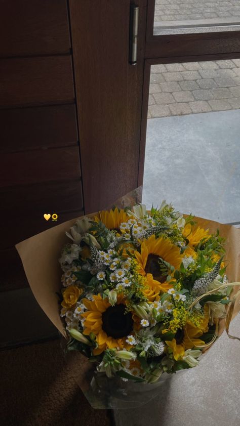 Sunflowers And Daisies, Boquette Flowers, Sunflower Bouquets, Nothing But Flowers, Gift Flower, Flower Therapy, Beautiful Bouquet Of Flowers, Foto Ideas Instagram, Beautiful Bouquet