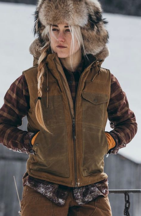 Farm Outfits For Women, Filson Women, Lumberjack Outfit Women, Lumberjack Style Women, Female Lumberjack Aesthetic, Female Lumberjack, Rugged Women, Lumberjack Woman, Farming Clothes