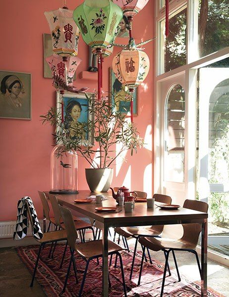 The dining room of a Dutch home features brightly hued lanterns suspended above the table. Modern Bohemian Decor, Bohemian Dining Room, Rooms Ideas, Dining Room Colors, Deco Boheme, Bohemian Interior, Pink Walls, Bohemian Home, Modern Bohemian