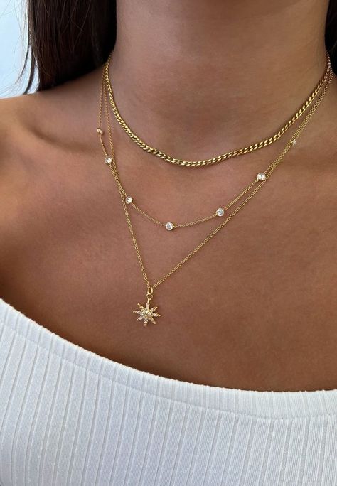 Gold Jewellery Inspiration, Necklace Stack Dainty, Layered Necklaces Gold Crystals, Gold Beachy Jewelry, Everyday Trendy Gold Layered Necklace, Jewelry Stacking Necklaces, Jewlerie Aesthetic Gold And Silver, Gold Necklaces Aesthetic, Evry Jewels Necklace Stack