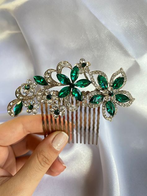 Absolutely Dazzling Emerald Bridal Hair Comb will take your breath away! The elegant design of the sparkly bridal headpiece is created by a combination of rhinestones and crystal leaves. ❣️ Beautiful and delicate emerald hair piece ideal for a wedding or a rustic wedding style. ❣️ This greenery floral hair comb is made with clear rhinestones and an emerald crystals design. It is a perfect way to add sparkles to your wedding hairstyle. The stunning comb will add a touch to your wedding dress. ❣️ Emerald Hair Comb, Emerald Hair Accessories, Emerald Hair Piece, Green Hair Piece, Green Wedding Hair, Crystals Design, Emerald Hair, Dark Green Wedding, Carnival Glassware