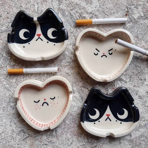 Inspiration for Ceramists on Instagram: “Smoking is a terrible habit but, if you really have to do that, do it with style! 😎 From @mari__garnica . . . . . #ashtrays #ceramicashtray…” Home Vibes, Vibrant Home, Diy Air Dry Clay, Tanah Liat, Clay Diy Projects, Colorful Home, Polymer Clay Jewelry Diy, Hand Built Pottery, Ceramics Pottery Art