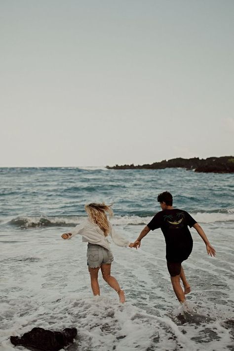 25 Incredibly Cute Couple Photos to Inspire  #Photography Photos Couple Mignon, Couples Beach Photography, Couple Beach Pictures, Cute Couples Photos, Relationship Goals Pictures, Photo Couple, Couple Photography Poses, Beach Poses, Beach Photoshoot