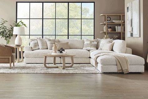 Comfy White Sectional Sofa, Sofa Chaise Living Room Ideas, Cozy Sectional Living Room, Small Sectional Living Room, Cream Couch Living Room Ideas, Beige Sectional Living Room, Oatmeal Sectional, Cream Couch Living Room, U Couch