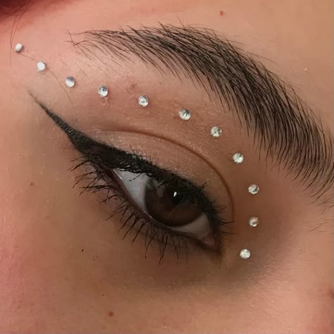 Jeweled Makeup Looks, Gems Makeup Look, Eyeliner With Gems, Makeup Looks With Gems, Makeup With Gems, Diamond Eyeliner, Sfx Makeup Artist, Rhinestone Makeup, Eye Gems