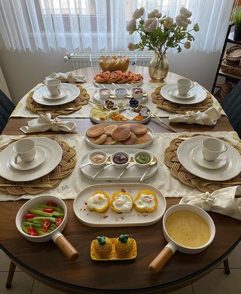 Breakfast Table Aesthetic, Breakfast Set Up Ideas, Breakfast Table Ideas, Breakfast Presentation, French Cushion, Food Display Table, Food Set Up, Fancy Breakfast, Breakfast Table Setting