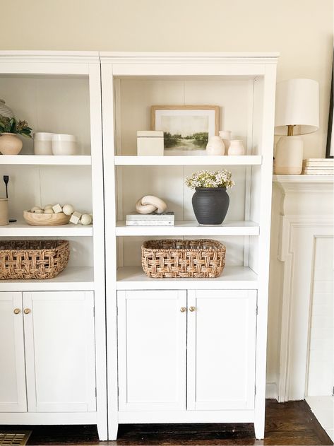 Wood Links Decor, Wood Chain Link Decor Ideas, Wooden Chain Link Decor Ideas, Decorative Chain Link, Wood Chain Link Decor, Wood Link Chain Decor, Faux Bamboo China Cabinet, Entrance Table Decor, Console Table Styling