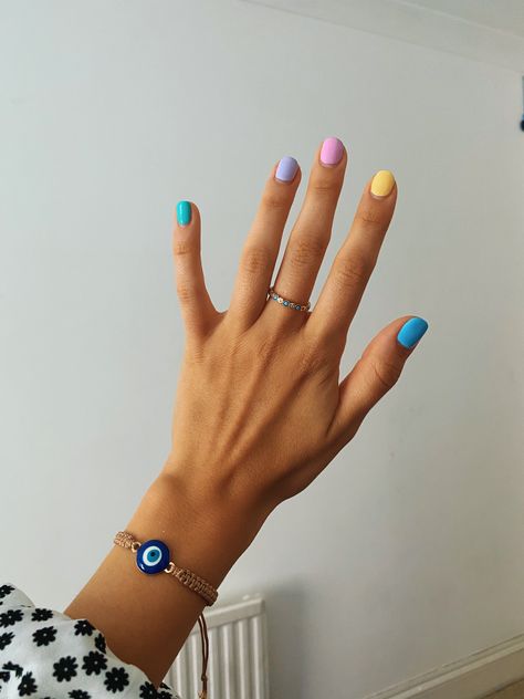 Holiday Shellac Nails Summer, Multicoloured Pastel Nails, Spring Nails 2023 Shellac, Pastel Coloured Nails, Pastel Shellac Nails, Multicolored Pastel Nails, Holiday Short Nails Summer, Multicoloured Nails Summer, Pastel Colorful Nails