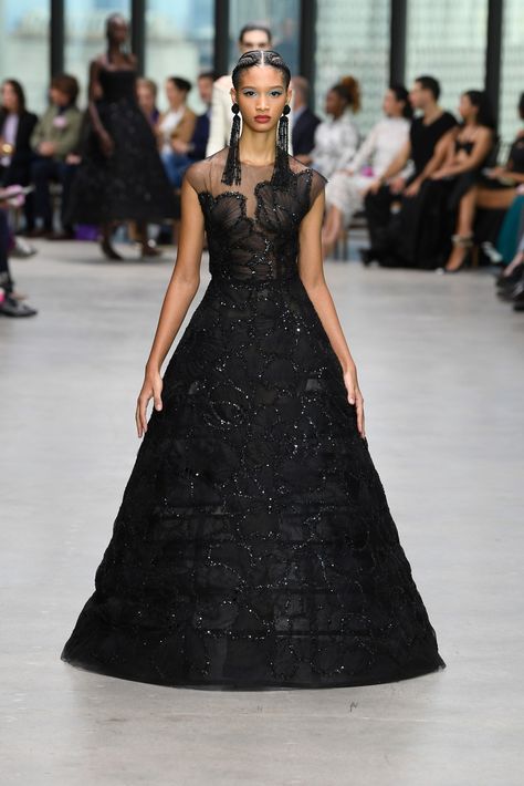 Carolina Herrera Fall 2024 Ready-to-Wear Runway, Fashion Show & Collection Review [PHOTOS]