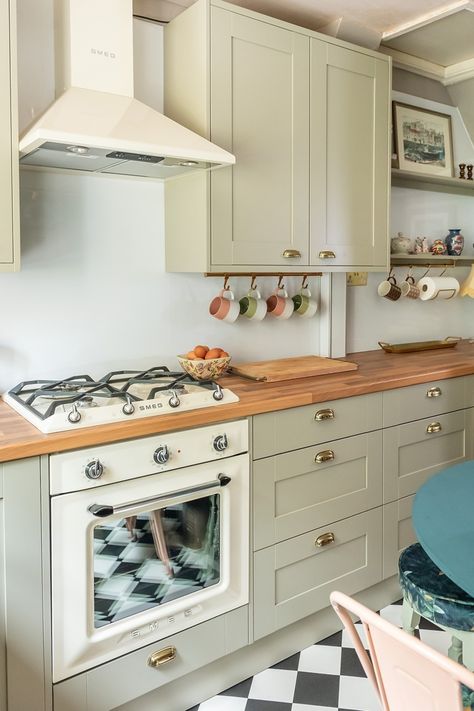 The Victoria collection is inspired by the traditional curves, colours and branding of our signature retro aesthetic. From ovens and hobs, through to cookers and fridges, the range offers choice and real personality, plus it works just as well in contemporary kitchens like this.

Insta credit: @layered.home 

#Smeg #SmegUK #VictoriaOven #SmegBuiltIn #KitchenInspo #KitchenRedesign #DreamKitchen #KitchenRevamp #SmegOven  #CreamOven #NeutralKitchen #AtHomeWithSmeg Kitchen With Smeg Appliances, Retro Oven Kitchen, Cream Oven Kitchen, Smeg Oven Kitchen, Smeg Fridge Aesthetic, Oven Kitchen Design, Smeg Fridge Kitchen, Smeg Kitchen Ideas, Smeg Aesthetic