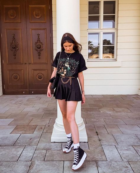 Black Vans Skirt Outfit, Skater Skirt Concert Outfit, Alt Tennis Skirt Outfit, Outfits With Tennis Skirts Black, Tennis Skirt With Converse, Skater Skirt And Sneakers Outfit, Black Skirt And Tennis Shoes, Tennis Skirt T Shirt Outfit, Short Black Tennis Skirt Outfit