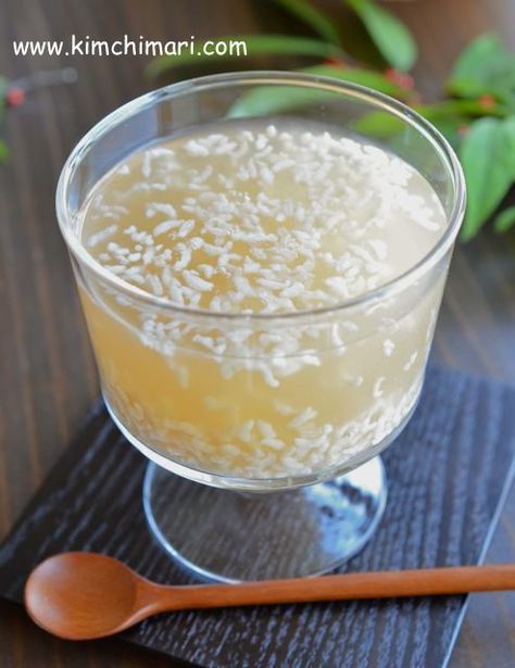 Sikhye (식혜 Korean sweet rice punch) is a traditional Korean sweet drink made from malted barley and rice. It is served cold and is wonderfully refreshing but not too sweet. | Kimchimari.com Koreansk Mad, Korean Drinks, South Korean Food, Food Korean, Korean Dessert, Korean Rice, Sweet Rice, Korean Cooking, Korean Recipes