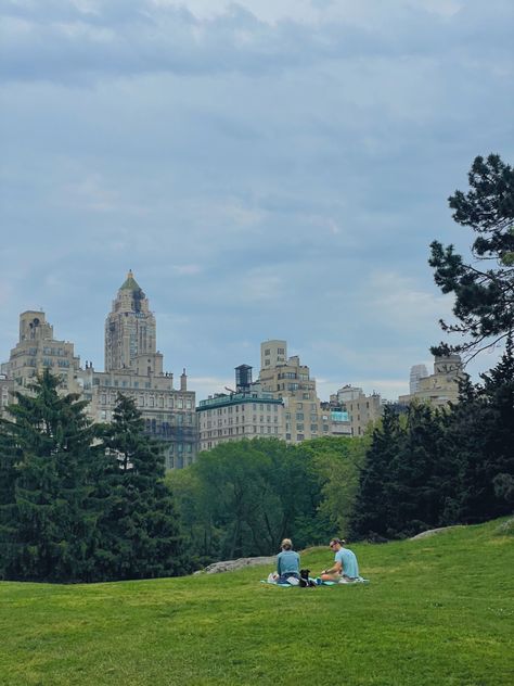 spotted: couple hanging out in central park nyc Central Park Friends, Picnic Aesthetic Central Park, Couple Central Park, Central Park Film Photography, Central Park Movie Scenes, Dream Dates, Central Park Nyc, Central Park, Hanging Out