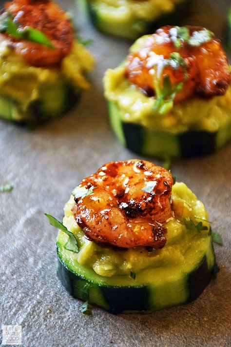 Cucumber Bites with Creole Shrimp and Guacamole should definitely be on all the party menus! These tasty little treats are easy to make, low carb, and delicious. Cucumber Guacamole, Creole Shrimp, Shrimp And Avocado, Seafood Shrimp, Cucumber Bites, Shrimp Appetizers, Fest Temaer, Appetizers For A Crowd, Seafood Appetizers